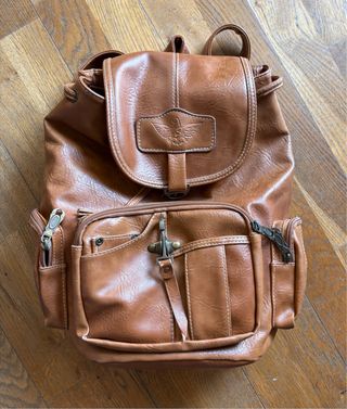 Mochila marrón de cuero