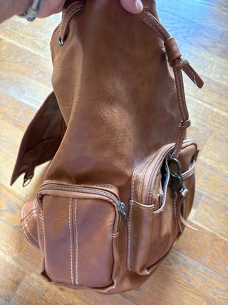 Mochila marrón de cuero