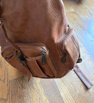 Mochila marrón de cuero