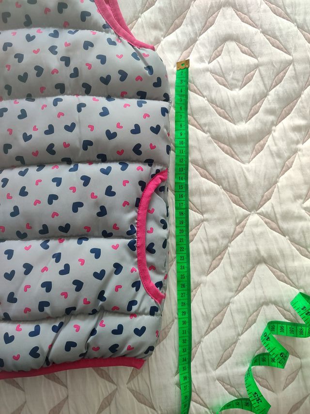 Chaleco gris  niña estampado corazones azul y rosa