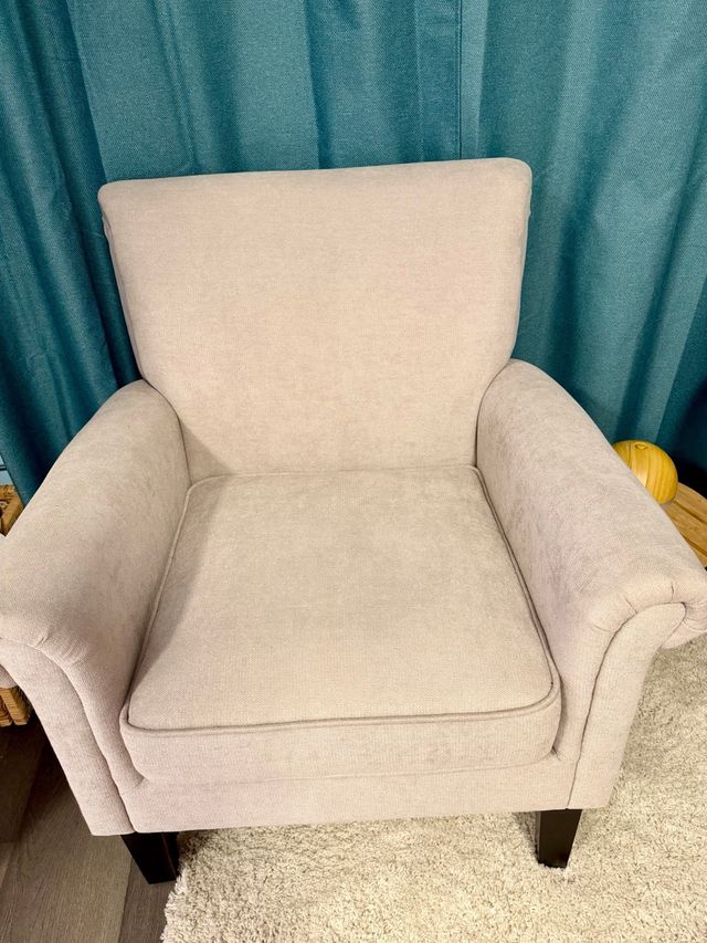 Sillón de tela beige