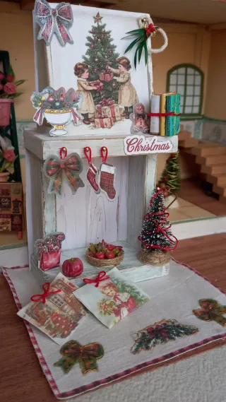 Miniatura camino natalizio per dollhouse