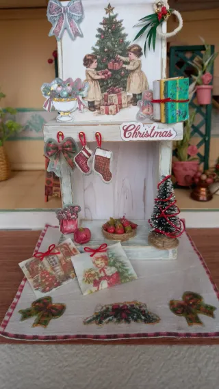 Miniatura camino natalizio per dollhouse