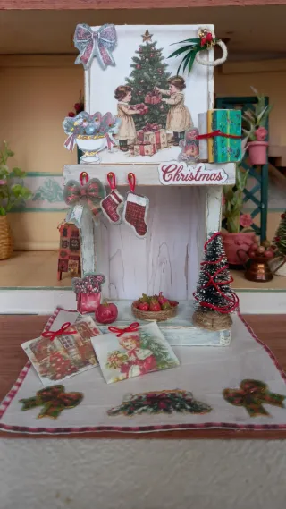 Miniatura camino natalizio per dollhouse
