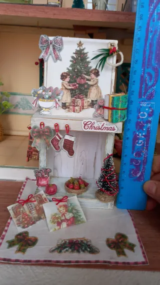 Miniatura camino natalizio per dollhouse