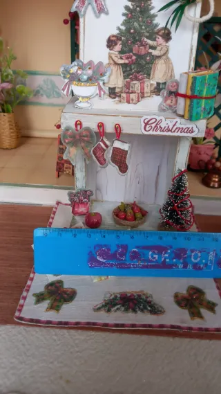 Miniatura camino natalizio per dollhouse