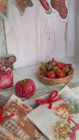 Miniatura camino natalizio per dollhouse