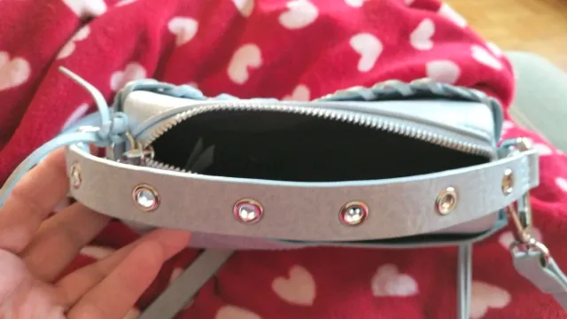 Bolso bandolera azul claro con cordones