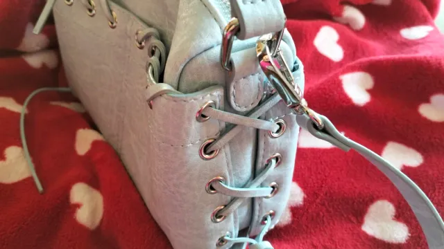 Bolso bandolera azul claro con cordones