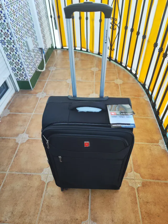Maleta mediana Gladiator negra nueva con etiquetas