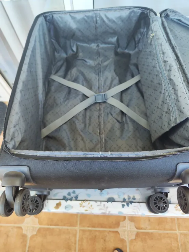 Maleta mediana Gladiator negra nueva con etiquetas