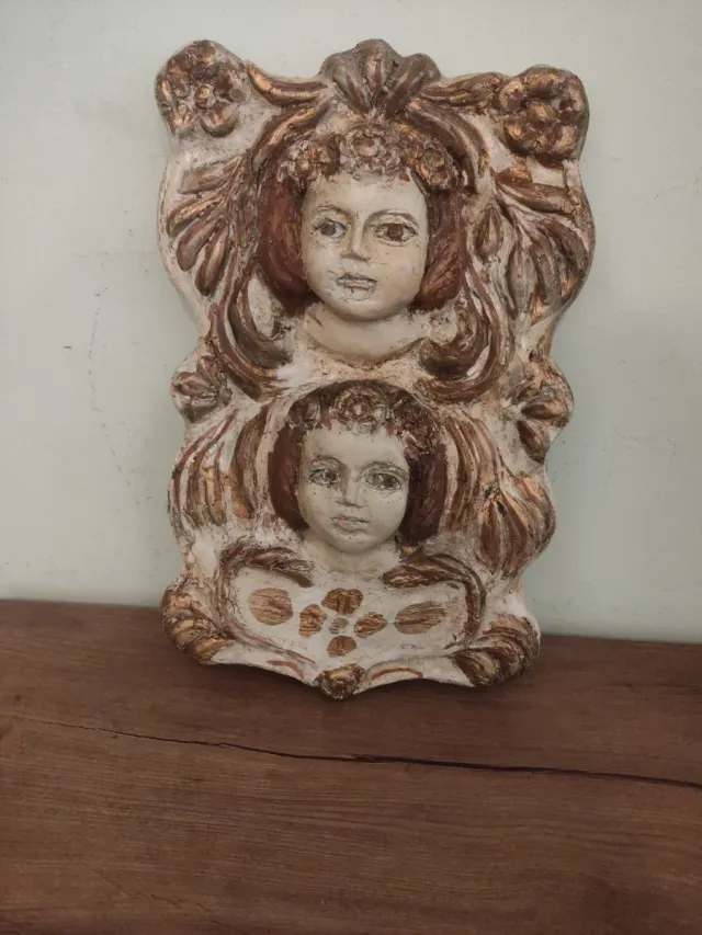 Angioletto antico intagliato in legno