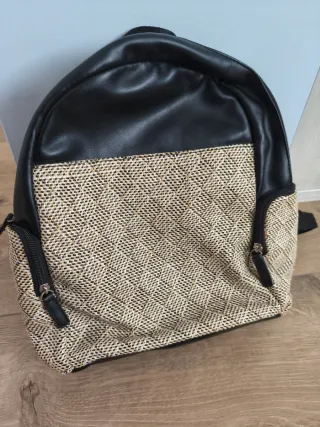 Mochila chica beige y negra