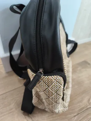 Mochila chica beige y negra