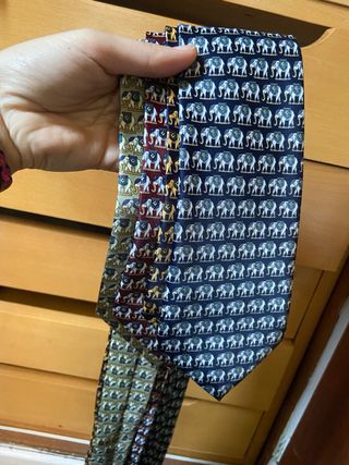 Lote de 4 corbatas de seda Mercedes - Elefantes