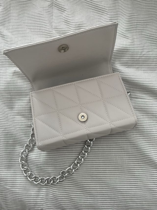 Bolso blanco elegante con cadena plateada