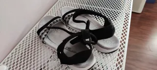 Sandalias negras y grises