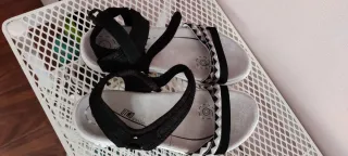 Sandalias negras y grises