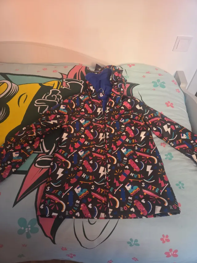 Chubasquero Tuc Tuc estampado patinetes