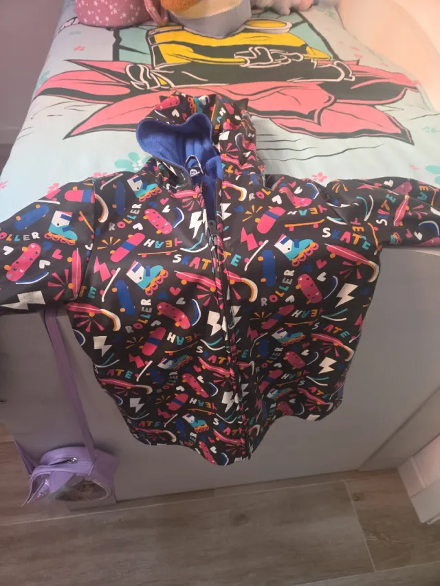 Chubasquero Tuc Tuc estampado patinetes