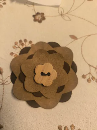 Laços de cabelo em madeira