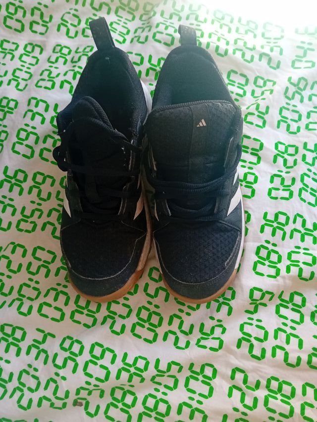 Zapatillas Adidas Negras y Blancas talla 37