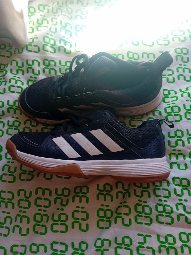 Zapatillas Adidas Negras y Blancas talla 37