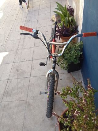 Bicicleta BMX Roja y Negra