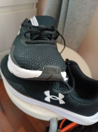 Zapatillas Under Armour Negras y Blancas