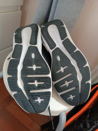 Zapatillas Under Armour Negras y Blancas