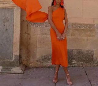 Vestido naranja asimétrico con capa