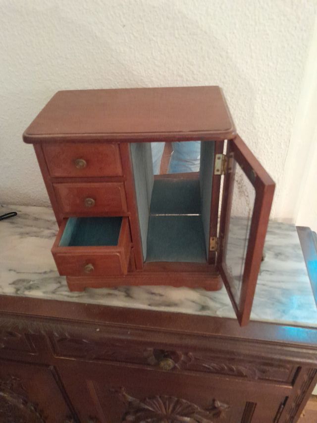 Joyero de madera con cajones y vitrina
