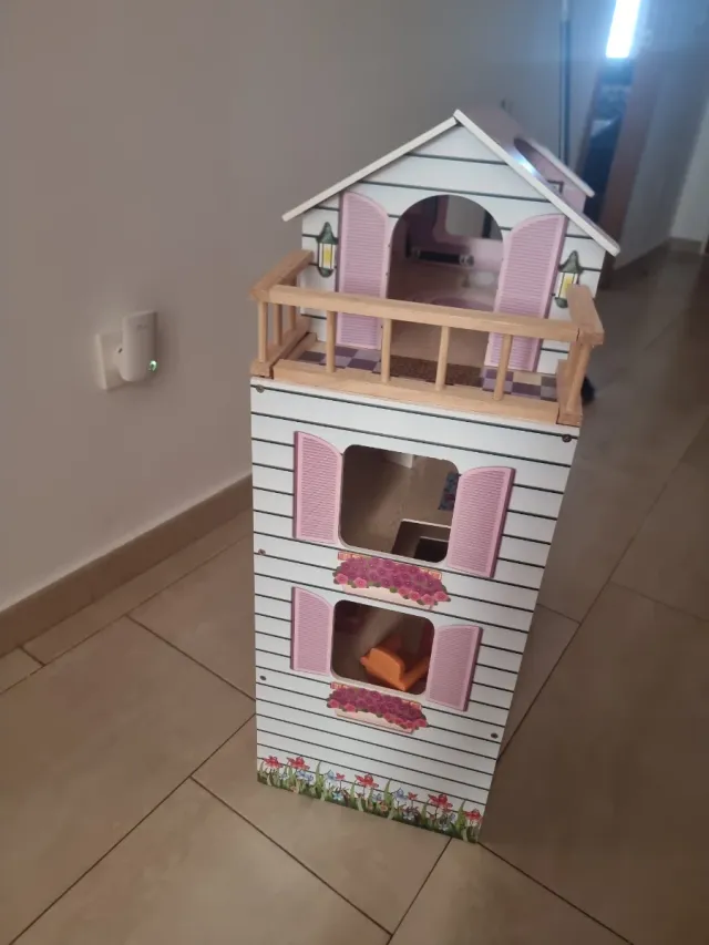 Casa de muñecas de madera