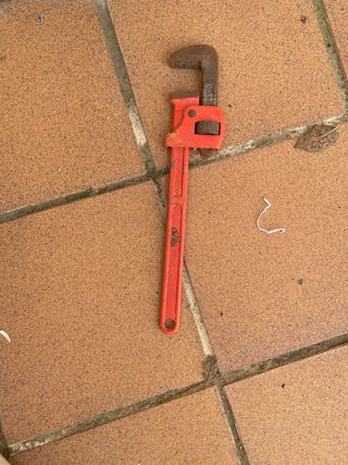 Llave de fontanero roja
