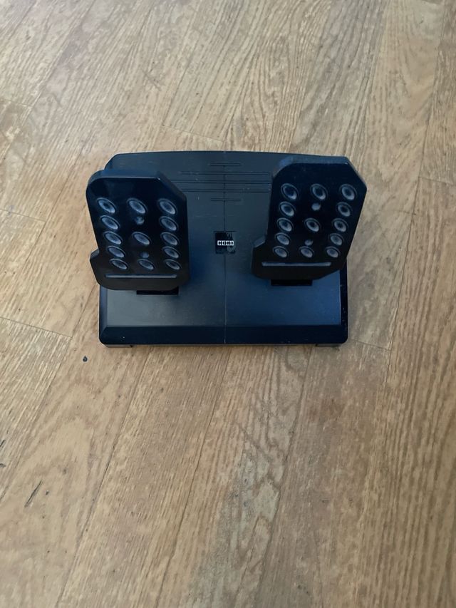Volante y pedales Hori PS4