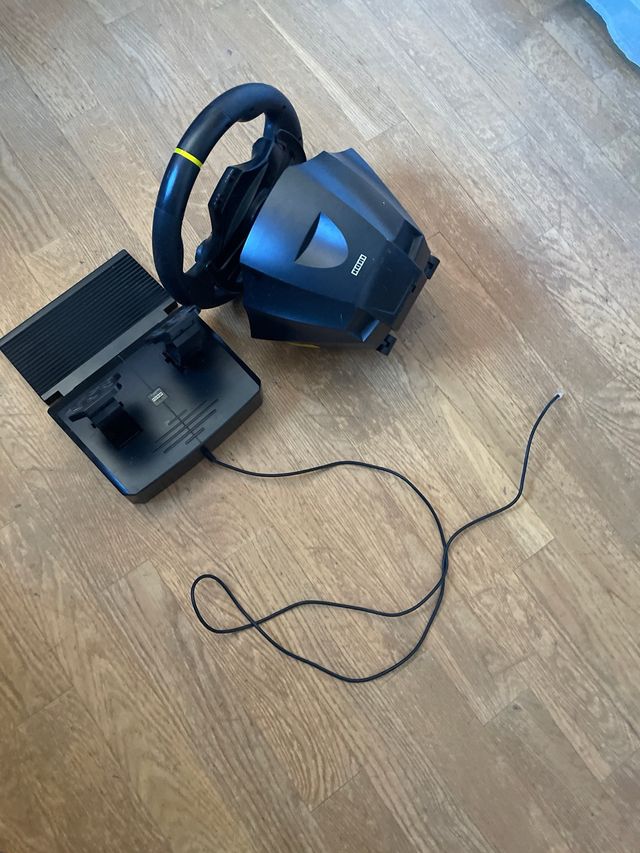 Volante y pedales Hori PS4