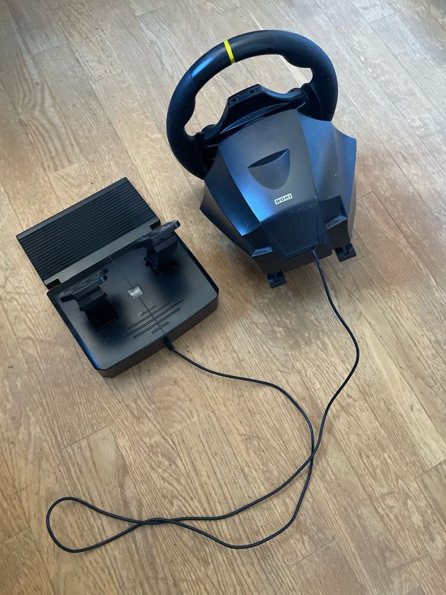 Volante y pedales Hori PS4