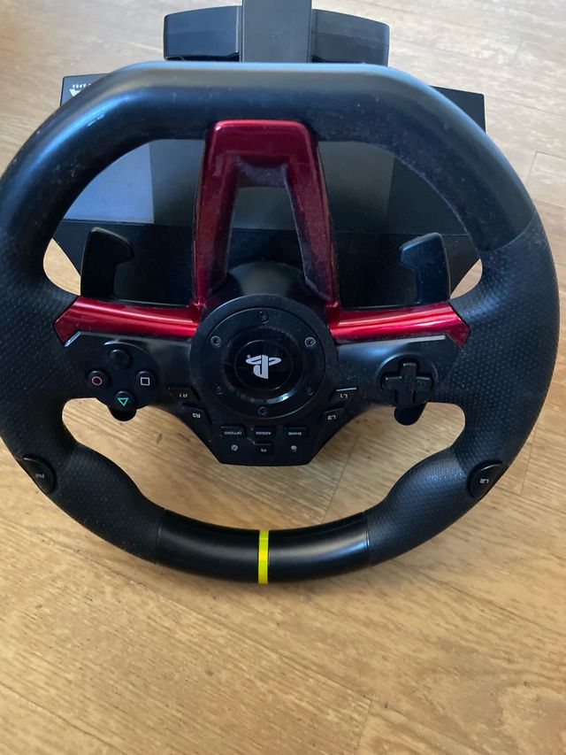 Volante y pedales Hori PS4