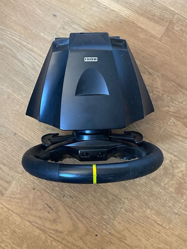 Volante y pedales Hori PS4