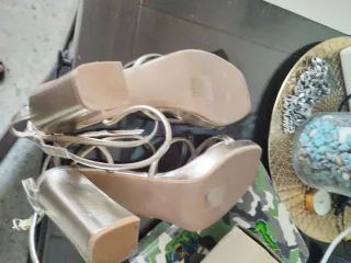 Zapatos de fiesta dorados