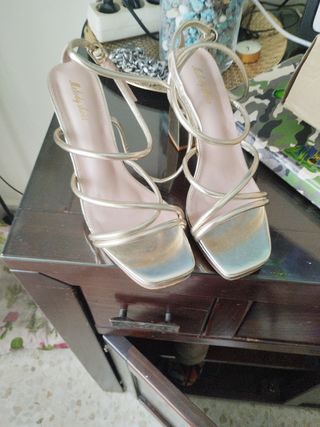 Zapatos de fiesta dorados