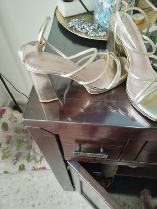 Zapatos de fiesta dorados