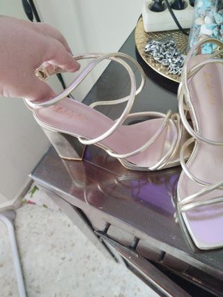 Zapatos de fiesta dorados