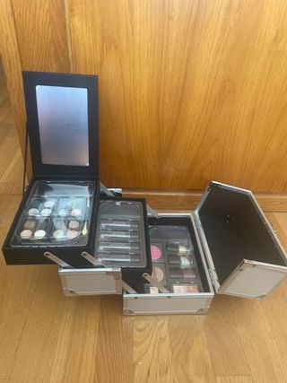 Maletín de maquillaje plateado