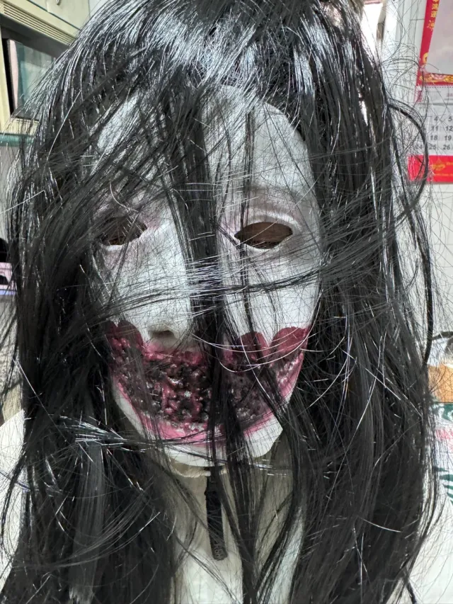 Máscara de terror con pelo negro