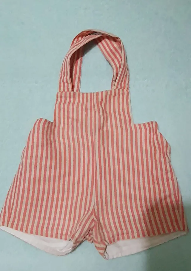 Shorts de bebé con tirantes a rayas