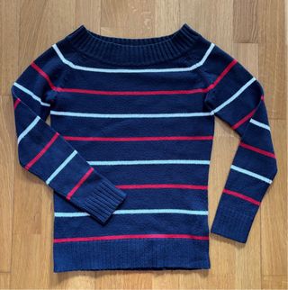 Jersey azul con rayas rojas y blancas