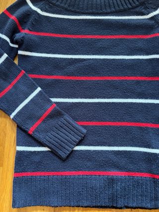 Jersey azul con rayas rojas y blancas