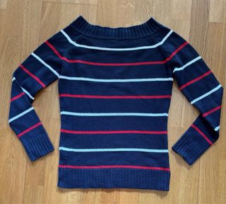 Jersey azul con rayas rojas y blancas