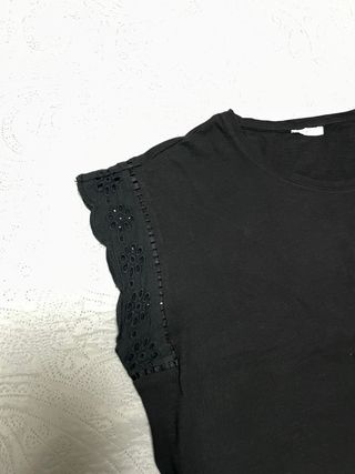 Camiseta negra con detalles calados
